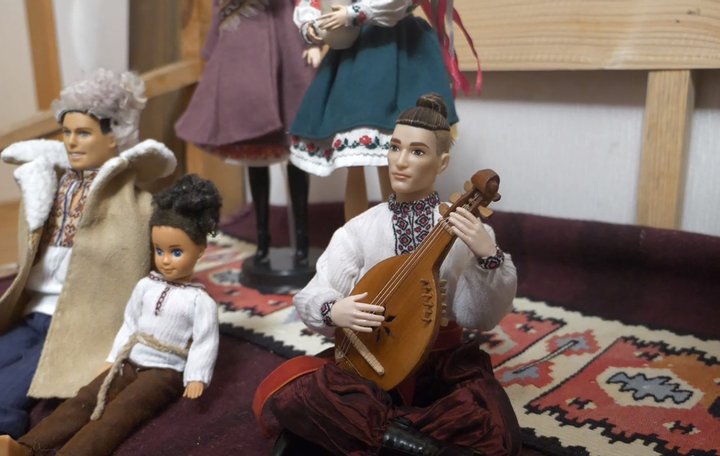 Українець створив унікальну крихітну кобзу і зіграв на ній (відео)